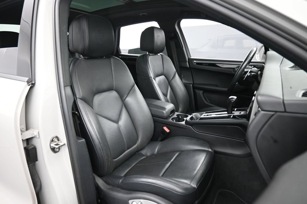 Certified 2023 Porsche Macan Turbo AWD/4WD image 30