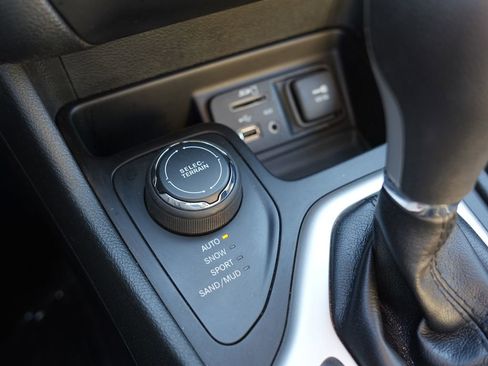 Used 2016 Jeep Cherokee Sport image 28