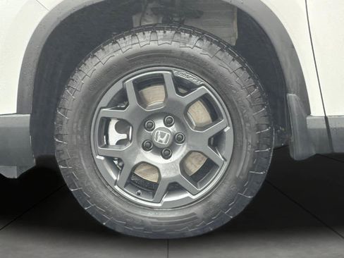 Used 2025 Honda Pilot TrailSport image 11