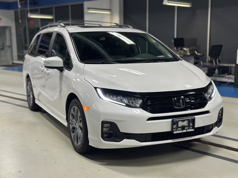 New 2026 Honda Odyssey Touring image 3