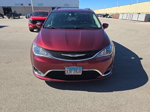 Used 2017 Chrysler Pacifica Touring-L Plus w/ Tire & Wheel Group FWD image 3