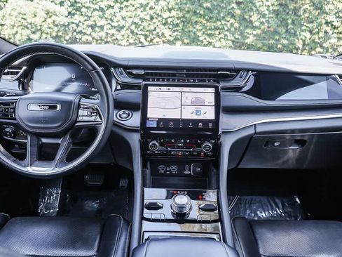 Used 2022 Jeep Grand Cherokee Overland w/ Luxury Tech Group IV AWD/4WD image 12