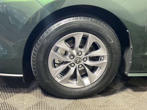 Used 2021 Toyota Sienna XLE image 12