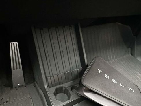 Used 2024 Tesla Cybertruck AWD Crew Cab image 18