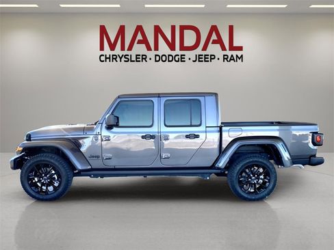 Used 2025 Jeep Gladiator Nighthawk image 9