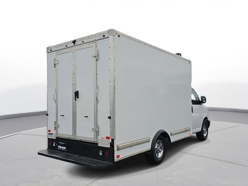 Used 2018 Chevrolet Express 3500 w/ Driver Convenience Package image 5