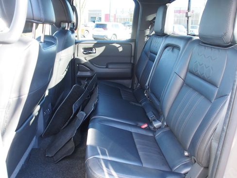 Used 2022 Nissan Frontier PRO-4X w/ Pro-4X Premium Package image 18