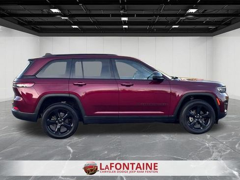 Used 2023 Jeep Grand Cherokee Altitude AWD/4WD image 6