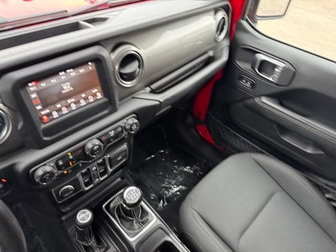 Used 2018 Jeep Wrangler Unlimited Sahara w/ Cold Weather Group AWD/4WD image 21