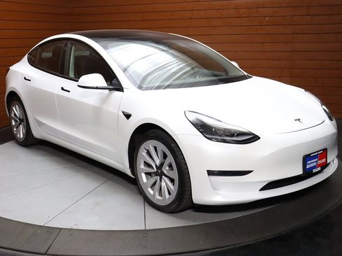 Used 2023 Tesla Model 3 Standard Range image 18