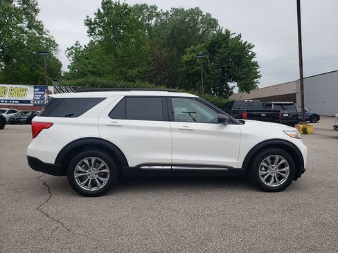 Used 2023 Ford Explorer XLT w/ Equipment Group 202A AWD/4WD image 4