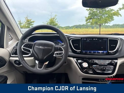 Used 2022 Chrysler Pacifica Touring-L FWD image 2