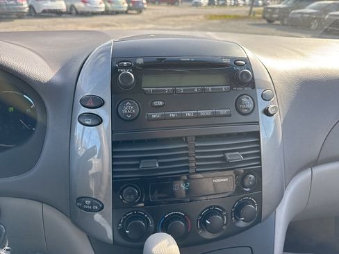 Used 2010 Toyota Sienna LE image 10