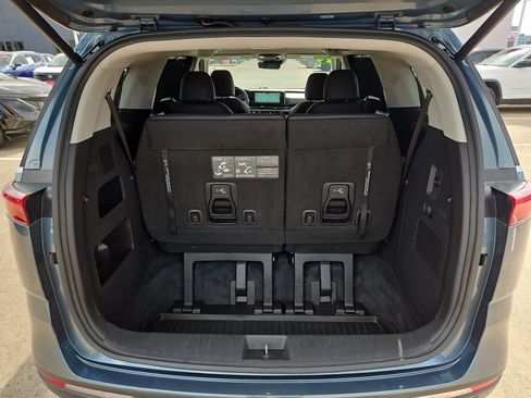 Used 2024 Kia Carnival EX image 11