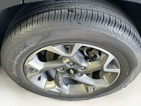 Used 2025 Chevrolet Trax LT FWD image 11