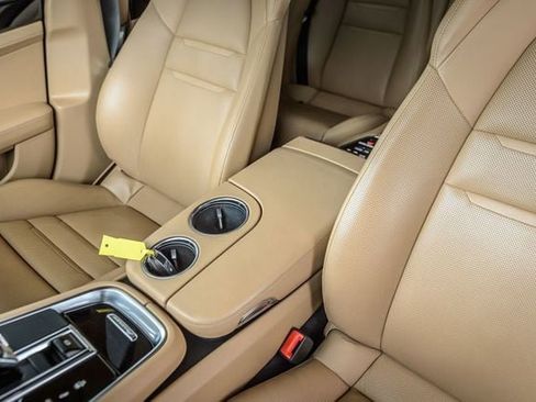 Used 2018 Porsche Panamera 4 image 32