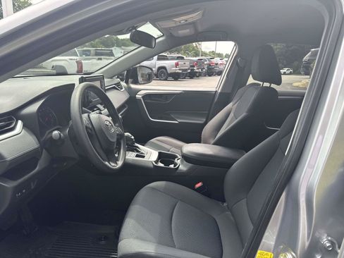 Used 2021 Toyota RAV4 LE AWD/4WD image 17