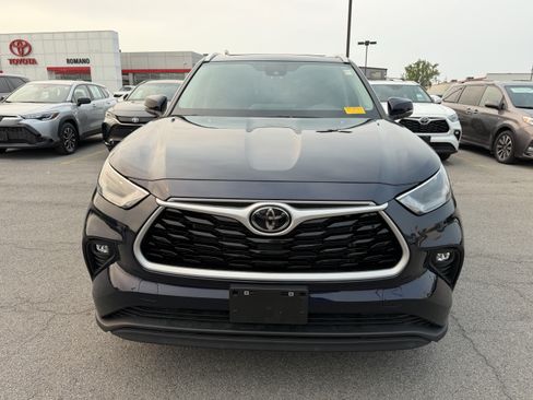 Used 2023 Toyota Highlander XLE AWD/4WD image 3