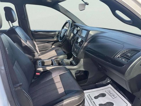 Used 2016 Chrysler Town & Country S image 17