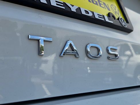 Certified 2025 Volkswagen Taos SE w/ Panoramic Sunroof Package AWD/4WD image 33