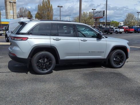 New 2026 Jeep Grand Cherokee Altitude AWD/4WD image 8
