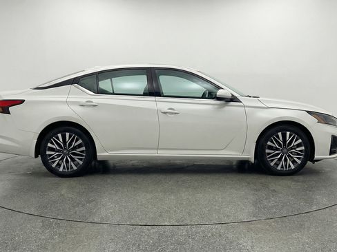Used 2025 Nissan Altima 2.5 SV FWD image 11