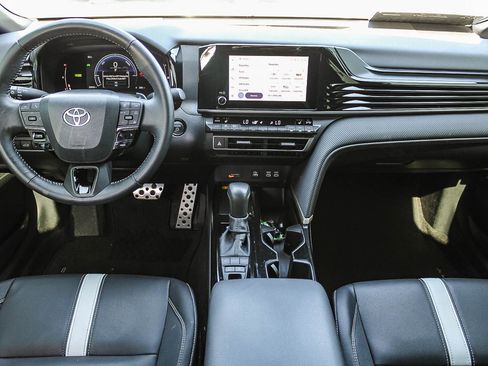 Used 2025 Toyota Camry SE w/ Convenience Package FWD image 15