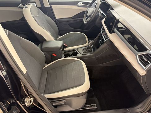 Used 2025 Volkswagen Taos SE w/ Panoramic Sunroof Package FWD image 28