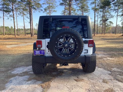 Used 2015 Jeep Wrangler Unlimited Rubicon w/ Connectivity Group image 4