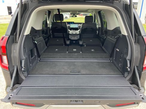 Used 2025 Ford Expedition Platinum AWD/4WD image 15
