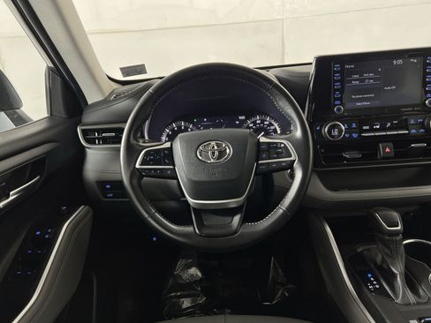 Used 2022 Toyota Highlander XLE AWD/4WD image 16
