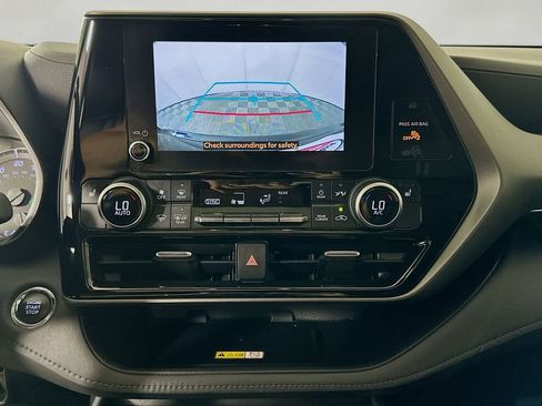 Used 2023 Toyota Highlander XLE FWD image 13