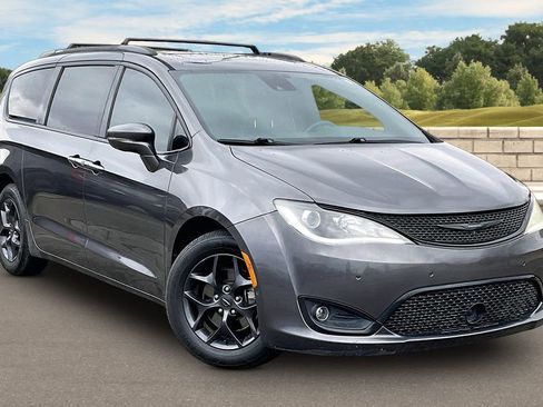 Used 2018 Chrysler Pacifica Limited w/ Advanced Safetytec Group image 2