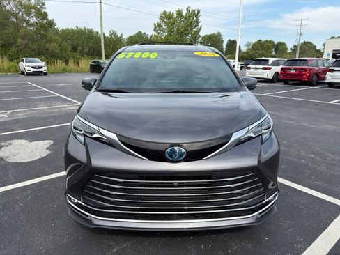 Used 2025 Toyota Sienna Platinum FWD image 11