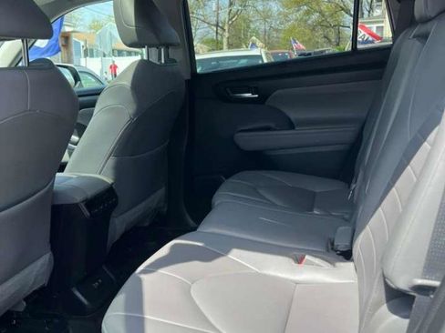 Used 2021 Toyota Highlander XLE image 24