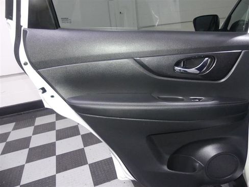 Used 2019 Nissan Rogue SV image 25