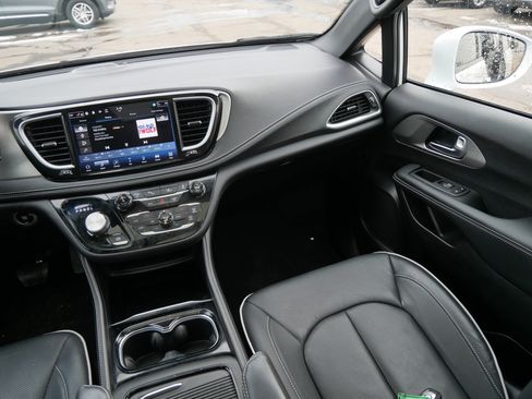 Used 2022 Chrysler Pacifica Limited w/ S Appearance Package image 11