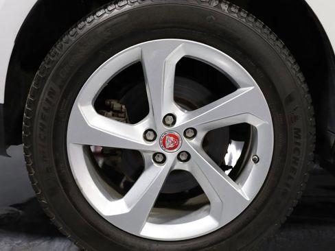 Used 2017 Jaguar F-PACE Premium image 36