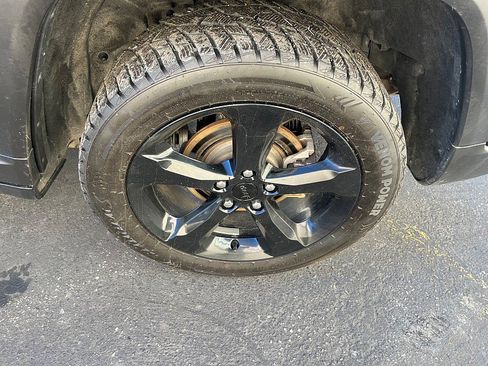 Used 2023 Jeep Grand Cherokee Limited w/ Luxury Tech Group II image 12