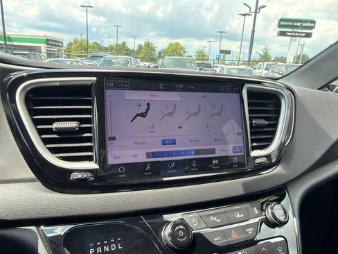 Used 2025 Chrysler Pacifica Select FWD image 46