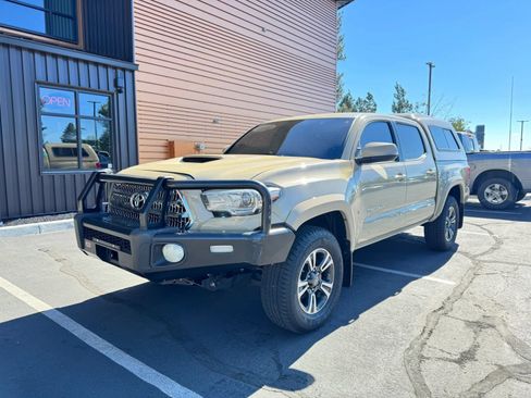 Used 2017 Toyota Tacoma TRD Sport AWD/4WD image 1