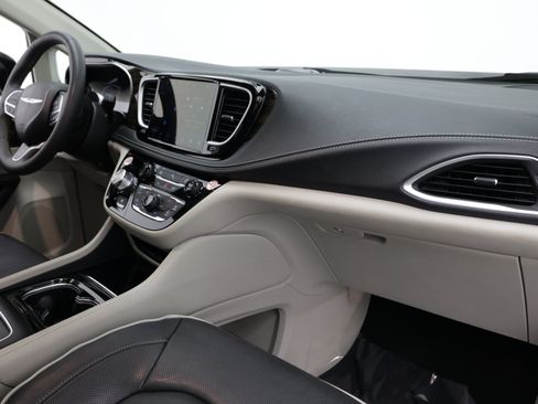 Used 2023 Chrysler Pacifica Limited FWD image 42
