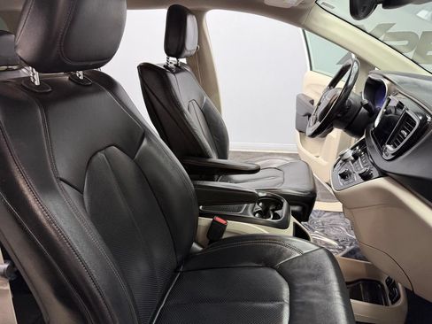 Used 2018 Chrysler Pacifica Touring-L Plus w/ Advanced Safetytec Group FWD image 49