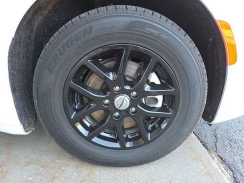 Used 2024 Chrysler Pacifica Touring-L image 69