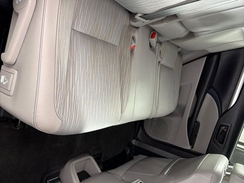 Used 2017 Toyota Highlander Plus FWD image 19