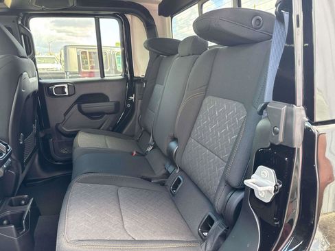 New 2025 Jeep Gladiator Mojave w/ Convenience Group image 7