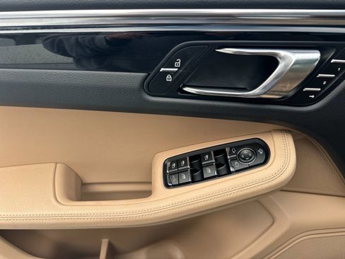 Used 2025 Porsche Macan image 12