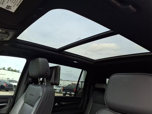 Used 2022 GMC Yukon XL Denali w/ Denali Ultimate Package image 12