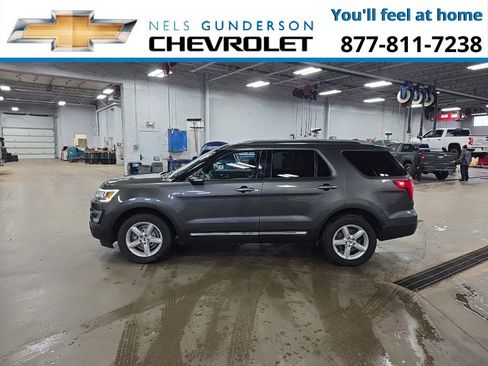 Used 2017 Ford Explorer XLT image 4