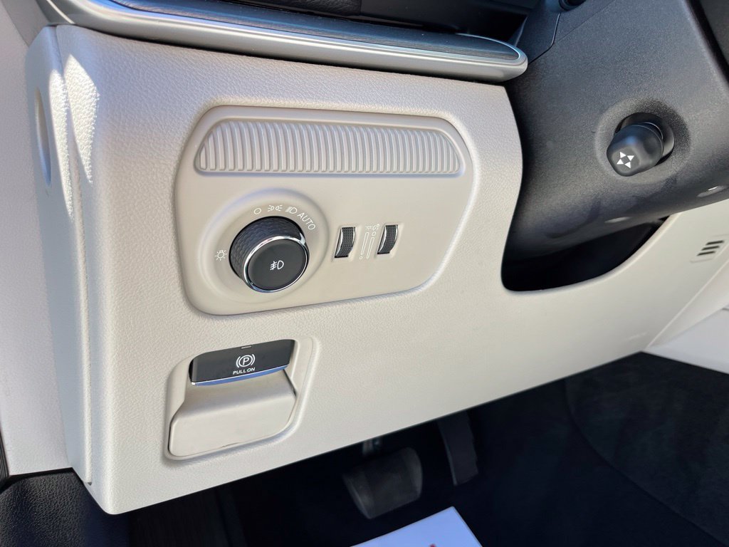 Used 2025 Jeep Wagoneer Series III w/ Premium Group I AWD/4WD image 8